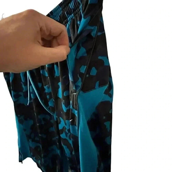 NIKE DRI-FIT BLUE CAMO ATHLETIC/ BASKETBALL SHORTS Size MEDIUM - Picture 6 of 7